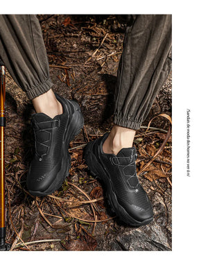 La CHRLCK "CHRLCK - KC-trail" est une chaussure de randonnée imperméable beige et noire pour homme, avec une fermeture à cadran, des lacets noirs et une robuste semelle marron. Chaussures respirantes et imperméables, idéales pour toutes vos aventures.