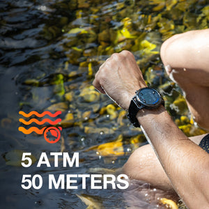 L'AGM Montre GPS Legion Pro est dotée d'un écran rond AMOLED de 1,43 pouce affichant l'heure, la date, la météo, le nombre de pas et la fréquence cardiaque. Elle est dotée d'un bracelet noir, d'une lunette métallique et est étanche 5ATM/IP68 pour un style moderne.