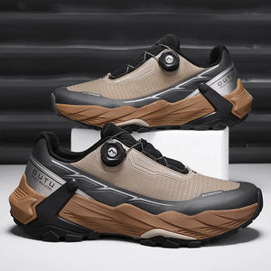 La CHRLCK "CHRLCK - KC-trail" est une chaussure de randonnée imperméable beige et noire pour homme, avec une fermeture à cadran, des lacets noirs et une robuste semelle marron. Chaussures respirantes et imperméables, idéales pour toutes vos aventures.