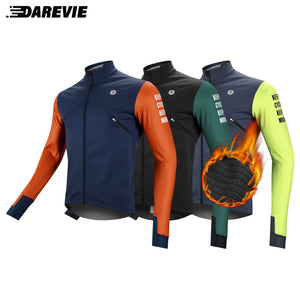 Trois vestes DAREVIE "Veste de cyclisme & coupe-vent polaire manches longues pour homme DVJ330" de différentes couleurs sont présentées, avec un graphique enflammé sur une manche illustrant la chaleur et la rétention de la chaleur de la conception.