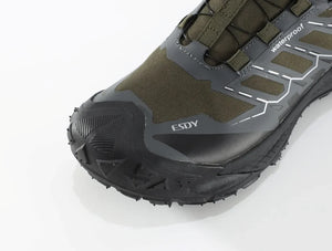 Les Esdy Chaussures d'approche/randonnée C301 combinent beige, noir et gris, semelles antidérapantes robustes, embouts et talons renforcés, système de laçage rapide à boucle rotative et marquage "Waterproof".