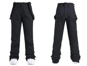 Vues avant et arrière du pantalon de snowboard ample noir d'Artic King, le modèle unisexe « Artic King - Queen 105 », confectionné en polyester avec bretelles et associé à des bottes blanches.