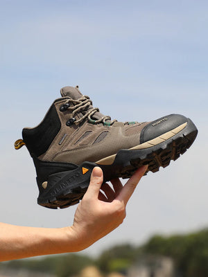 Les bottines tactiques 100% imperméables Humtto - HT-240760A pour homme, marron et noires, avec semelle robuste, tige en mesh et suède, et fermeture à lacets, sont idéales pour ceux recherchant des chaussures imperméables.