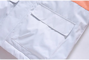 Gros plan d'une veste en polyester gris clair dotée d'une grande poche avant et d'un rabat, émanant du style épuré du « Artic King - Queen 105 » d'Artic King.