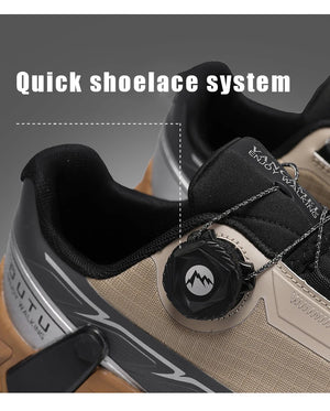 La CHRLCK "CHRLCK - KC-trail" est une chaussure de randonnée imperméable beige et noire pour homme, avec une fermeture à cadran, des lacets noirs et une robuste semelle marron. Chaussures respirantes et imperméables, idéales pour toutes vos aventures.