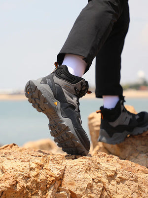 Les bottines tactiques 100% imperméables Humtto - HT-240760A pour homme, marron et noires, avec semelle robuste, tige en mesh et suède, et fermeture à lacets, sont idéales pour ceux recherchant des chaussures imperméables.