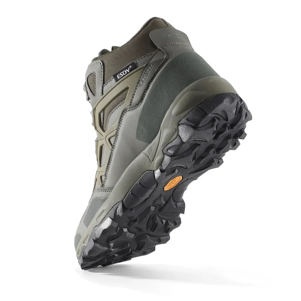 Une seule botte Esdy "Chaussures tactiques avec boucle de serrage rapide pour homme - C302" de couleur vert olive, avec une semelle robuste, une tige en maille et en synthétique, et la marque Esdy sur le côté, vue de la gauche.