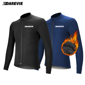 Deux DAREVIE Veste de cyclisme d'hiver en polaire thermique résistante à l'eau (DVJ229), l'une bleue et l'autre noire, sont présentées avec un gros plan de la double fermeture éclair et un logo réfléchissant "DAREVIE" dans le coin supérieur gauche. Pour températures de -5 à 10°C.