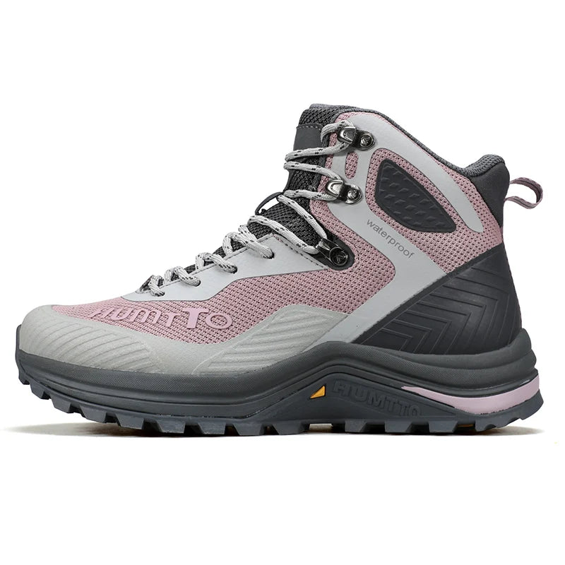 Les chaussures de randonnée Humtto "HT-250460B" pour femmes sont dotées de la technologie Static Waterproof, d'un design gris/rose, d'une semelle robuste, d'un lacet à l'avant et d'un support pour la cheville. Imperméables et respirantes. Affichées sur un fond blanc.