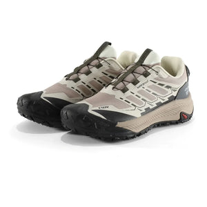 Les Esdy Chaussures d'approche/randonnée C301 combinent beige, noir et gris, semelles antidérapantes robustes, embouts et talons renforcés, système de laçage rapide à boucle rotative et marquage "Waterproof".