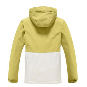 Cette veste à capuche jaune et blanche tendance, qui fait partie de la collection d'hiver unisexe « Artic King - Queen 105 » d'Artic King, fabriquée en polyester résistant, est présentée de dos. Idéale pour le ski, le snowboard ou simplement pour rester au chaud à l'extérieur par temps plus frais.
