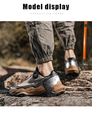 La CHRLCK "CHRLCK - KC-trail" est une chaussure de randonnée imperméable beige et noire pour homme, avec une fermeture à cadran, des lacets noirs et une robuste semelle marron. Chaussures respirantes et imperméables, idéales pour toutes vos aventures.