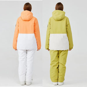 Deux individus, confortablement installés dans leurs vestes d'hiver en POLYESTER - l'une dans une palette de couleurs orange et blanc vibrantes, et l'autre ornée d'un subtil vert olive et blanc - se tiennent dos à dos comme s'ils étaient les sujets d'un chef-d'œuvre « Artic King - Queen 105 » d'Artic King.