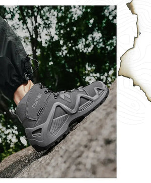 Un homme chaussé des bottes tactiques imperméables et respirantes "Hunting Chaoying - Y0711" se tient sur une surface rocheuse, avec un arrière-plan de feuillage vert légèrement flou.