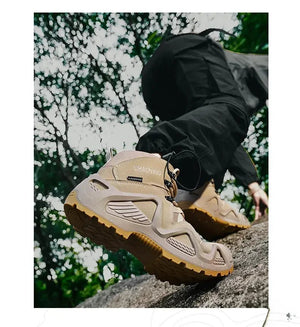 Une personne portant des "Bottes tactiques imperméables et respirantes pour homme Y0711" de Hunting Chaoying avec des semelles épaisses et un pantalon noir escalade une surface rocheuse à l'extérieur, des arbres visibles en arrière-plan.