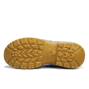 Vue rapprochée de la semelle beige des bottes tactiques imperméables et respirantes pour homme Hunting Chaoying « Hunting Chaoying - Y0711 », dotées de motifs de bande de roulement robustes pour une traction et un confort par tous les temps.