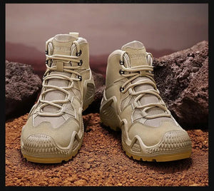 Une paire de bottes tactiques imperméables et respirantes pour homme Hunting Chaoying "Hunting Chaoying - Y0711" marron, montantes, avec des semelles robustes, exposées sur un terrain rocheux marron avec des rochers en arrière-plan.