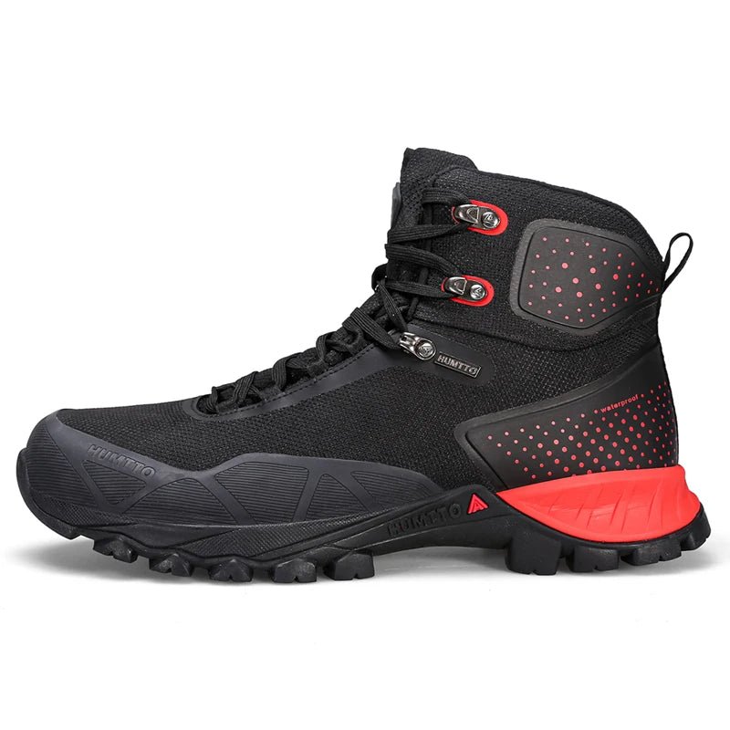 Les bottines de randonnée mid-top HUMTTO HT-230275A pour homme, noires avec détails rouges et semelle robuste, offrent une protection splash-proof. Affichées sur fond blanc avec logo Humtto. Imperméables en cuir idéales pour l'aventure.