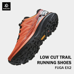 Vue latérale de la chaussure de trail unisexe Kailas FUGA EX 2 orange avec semelle Vibram Megagrip (drop 8 mm), système de laçage rapide et marquage blanc sur le talon, sur un fond uni.