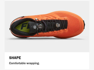 Vue latérale de la chaussure de trail unisexe Kailas FUGA EX 2 orange avec semelle Vibram Megagrip (drop 8 mm), système de laçage rapide et marquage blanc sur le talon, sur un fond uni.