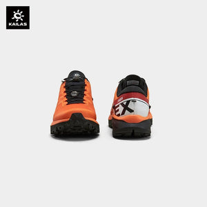 Vue latérale de la chaussure de trail unisexe Kailas FUGA EX 2 orange avec semelle Vibram Megagrip (drop 8 mm), système de laçage rapide et marquage blanc sur le talon, sur un fond uni.