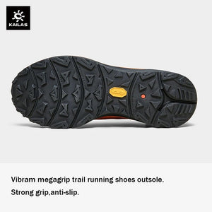 Vue latérale de la chaussure de trail unisexe Kailas FUGA EX 2 orange avec semelle Vibram Megagrip (drop 8 mm), système de laçage rapide et marquage blanc sur le talon, sur un fond uni.