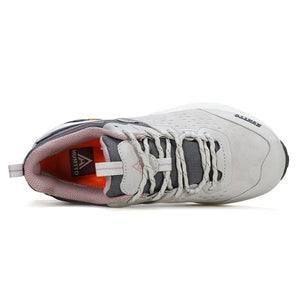 Chaussures de randonnée / trail low-top pour femme "HUMTTO - HT-160560B" grises et blanches en cuir véritable, semelle noire, accents roses, logo Humtto sur le côté et le dessus-idéales pour la randonnée.
