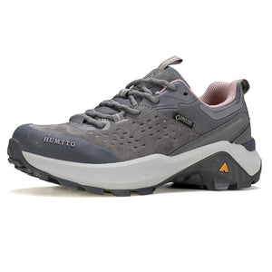 Chaussures de randonnée / trail low-top pour femme "HUMTTO - HT-160560B" grises et blanches en cuir véritable, semelle noire, accents roses, logo Humtto sur le côté et le dessus-idéales pour la randonnée.