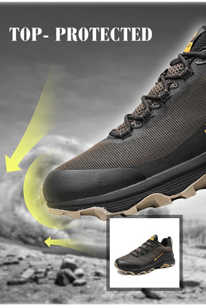 Gros plan sur la chaussure de randonnée basse noire HIKEUP HK-15, embout renforcé TOP-PROTECTED, semelle HikGrip, fond rocheux.