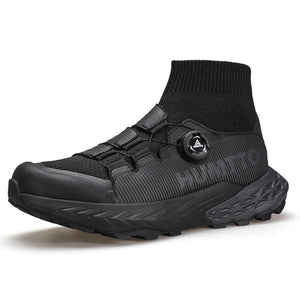 Les chaussures de randonnée Humtto "HUMTTO - HT-350632A" présentent un design noir, une semelle épaisse, un collier de chaussettes intégré, un cadran réglable et une adhérence antidérapante - parfaites comme chaussures de randonnée homme antidérapantes.