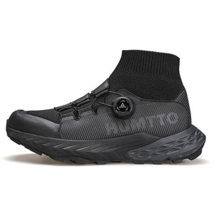 Les chaussures de randonnée Humtto "HUMTTO - HT-350632A" présentent un design noir, une semelle épaisse, un collier de chaussettes intégré, un cadran réglable et une adhérence antidérapante - parfaites comme chaussures de randonnée homme antidérapantes.