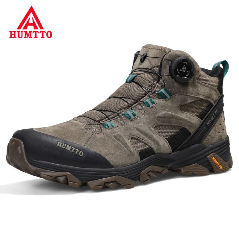A pair of HUMTTO Chaussures de randonnée mid-top "HT-210626A" pour homme avec protection splash-proof, cuir véritable, semelle caoutchouc robuste, panneaux mesh et fermeture lacets, marron/noir avec accents verts, sur fond blanc.
