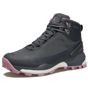 Une chaussure de randonnée pour femmes HUMTTO - HT-220838B violette avec protection contre les éclaboussures, semelle robuste, soutien de la cheville et système de laçage rapide, représentée sur un fond blanc avec le logo Humtto dans le coin supérieur gauche.