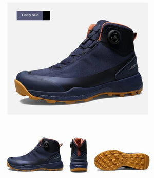 Les chaussures de randonnée Humtto HT-220838A pour hommes sont dotées d'une protection contre les éclaboussures, d'un système de laçage à cadran, d'un design gris et noir avec une bande de roulement orange, de logos visibles, et sont des chaussures de randonnée parfaites pour les sentiers accidentés.