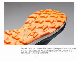 Les chaussures de randonnée Humtto HT-220838A pour hommes sont dotées d'une protection contre les éclaboussures, d'un système de laçage à cadran, d'un design gris et noir avec une bande de roulement orange, de logos visibles, et sont des chaussures de randonnée parfaites pour les sentiers accidentés.