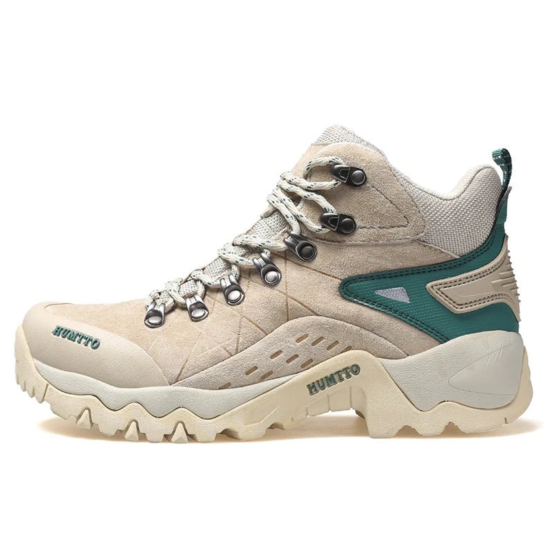 La Humtto Chaussures de randonnée mid-top "HT-210696B" pour femmes présente un design beige et vert, une semelle robuste, des œillets métalliques, un talon renforcé et une protection contre les éclaboussures, vue de côté.