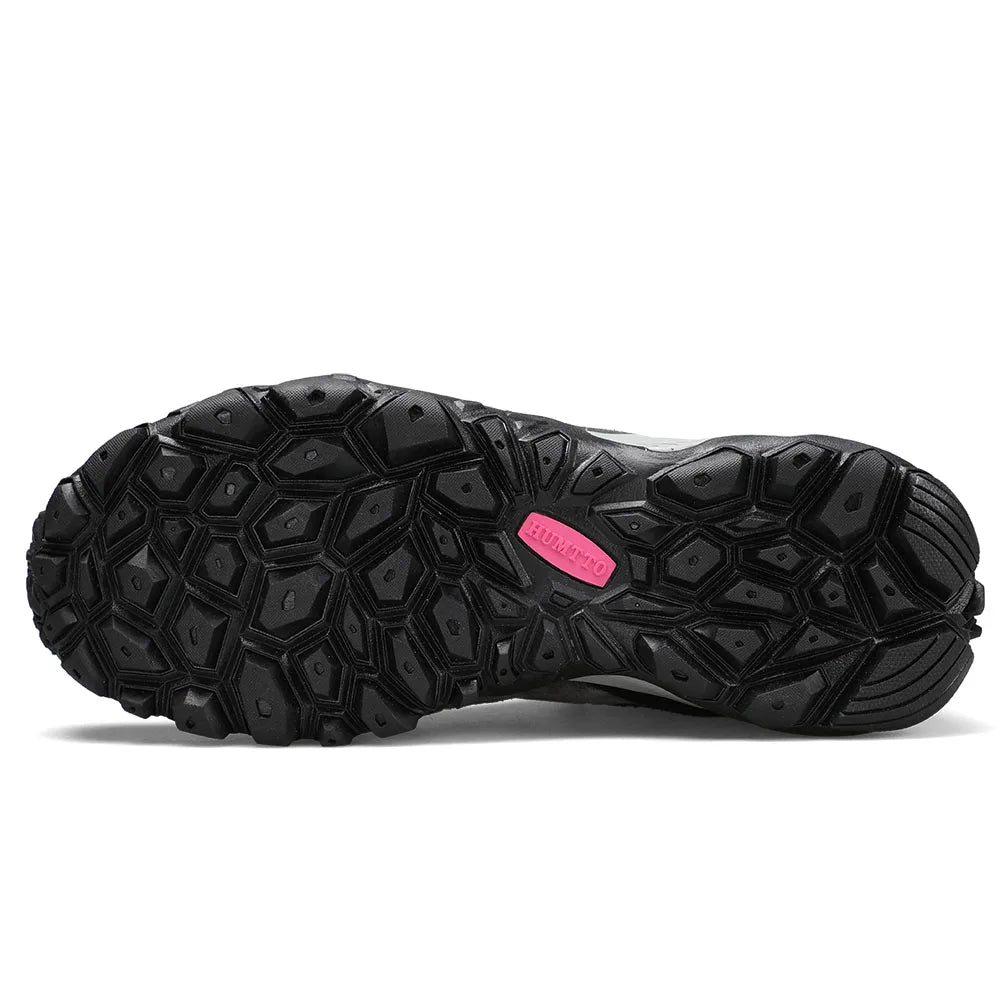 Les HUMTTO - HT-290027B mid-top randonnée bottines pour femme, en gris et noir avec accents roses, sont présentées en angle sur fond blanc. Elles offrent une protection splash-proof et une semelle antidérapante pour plus d'adhérence.