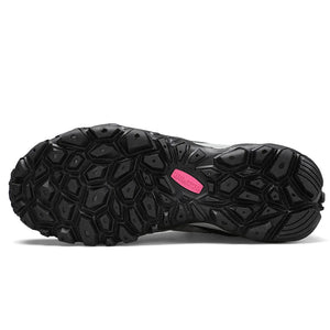 Les HUMTTO - HT-290027B mid-top randonnée bottines pour femme, en gris et noir avec accents roses, sont présentées en angle sur fond blanc. Elles offrent une protection splash-proof et une semelle antidérapante pour plus d'adhérence.