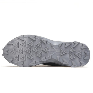 Les Humtto Chaussures de randonnée low-top pour homme "HT-140660A" en gris, dotées d'une semelle robuste, d'un système de laçage à molette et de la Technologie Event® Dynamic Waterproof, sont présentées sur fond blanc.