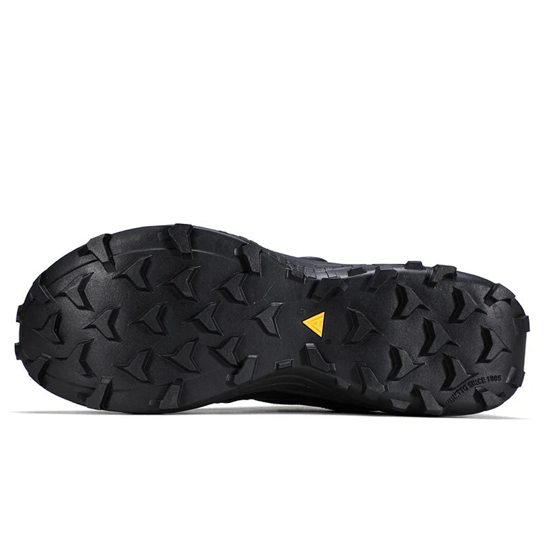 La chaussure HUMTTO - HT-860714A de Planète Rando est une low-top de randonnée bleue avec semelle crantée, midsole blanche et système de laçage à molette, offrant une protection splash-proof et des performances antidérapantes par temps humide.