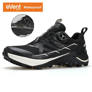 Chaussures de trail Humtto "RKT Explosive force" pour femmes, blanches et grises, avec semelle noire, accents jaunes et roses, laçage à bouton tournant et technologie Event® Dynamic Waterproof.