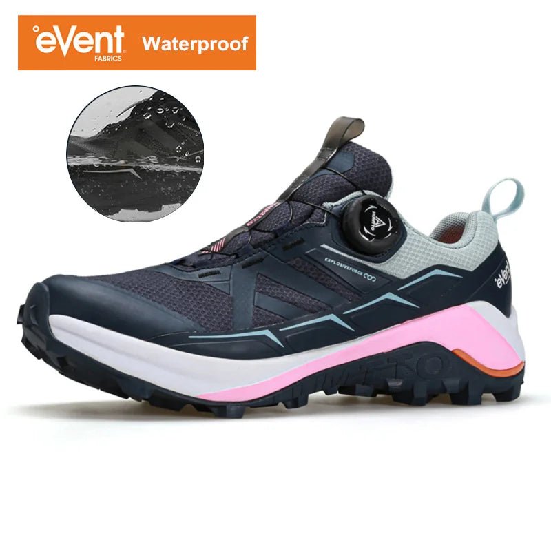 Chaussures de trail Humtto "RKT Explosive force" pour femmes, blanches et grises, avec semelle noire, accents jaunes et roses, laçage à bouton tournant et technologie Event® Dynamic Waterproof.