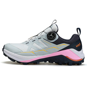 Chaussures de trail Humtto "RKT Explosive force" pour femmes, blanches et grises, avec semelle noire, accents jaunes et roses, laçage à bouton tournant et technologie Event® Dynamic Waterproof.