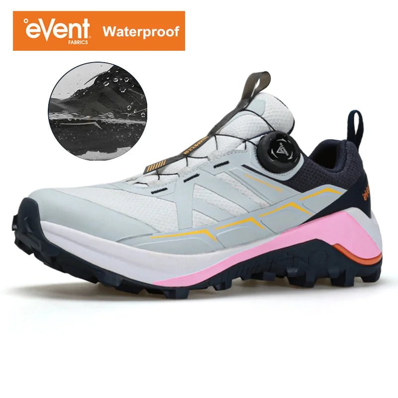 Chaussures de trail Humtto "RKT Explosive force" pour femmes, blanches et grises, avec semelle noire, accents jaunes et roses, laçage à bouton tournant et technologie Event® Dynamic Waterproof.