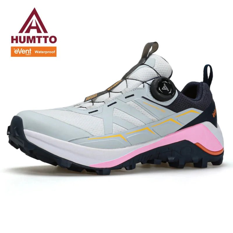 Chaussures de trail Humtto "RKT Explosive force" pour femmes, blanches et grises, avec semelle noire, accents jaunes et roses, laçage à bouton tournant et technologie Event® Dynamic Waterproof.