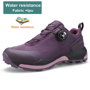 Les chaussures de trail/randonnée low-top pour femme Humtto "HUMTTO - HT-120142B" sont dotées d'une protection contre les éclaboussures, d'une fermeture à cadran noir, d'une semelle robuste et d'une tige en maille pour une excellente adhérence en tant qu'antidérapantes, présentées sur un fond blanc uni.