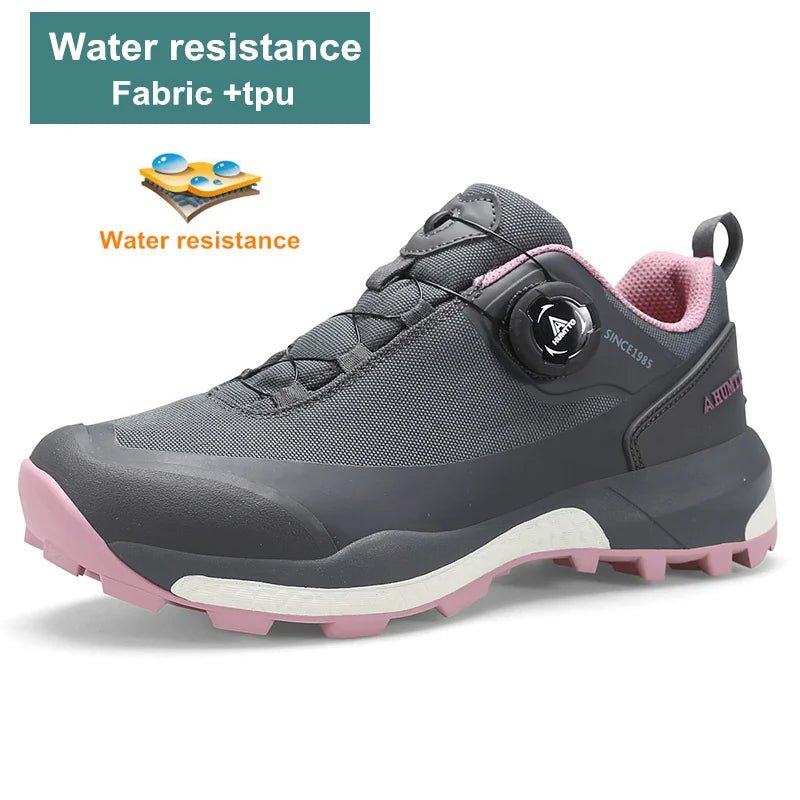 Les chaussures de trail/randonnée low-top pour femme Humtto "HUMTTO - HT-120142B" sont dotées d'une protection contre les éclaboussures, d'une fermeture à cadran noir, d'une semelle robuste et d'une tige en maille pour une excellente adhérence en tant qu'antidérapantes, présentées sur un fond blanc uni.