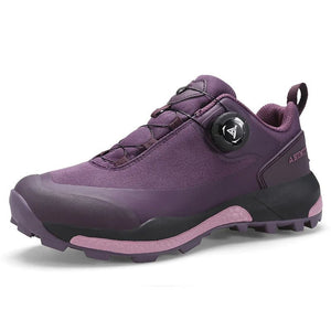 Les chaussures de trail/randonnée low-top pour femme Humtto "HUMTTO - HT-120142B" sont dotées d'une protection contre les éclaboussures, d'une fermeture à cadran noir, d'une semelle robuste et d'une tige en maille pour une excellente adhérence en tant qu'antidérapantes, présentées sur un fond blanc uni.