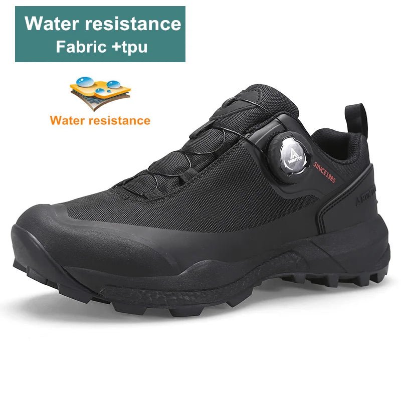 Les chaussures de trail/randonnée low-top pour femme Humtto "HUMTTO - HT-120142B" sont dotées d'une protection contre les éclaboussures, d'une fermeture à cadran noir, d'une semelle robuste et d'une tige en maille pour une excellente adhérence en tant qu'antidérapantes, présentées sur un fond blanc uni.