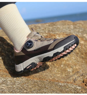 La chaussure de trail/course Humtto "HT-120045B" pour femmes présente une tige en maille rose et violette, une semelle épaisse, une protection contre les éclaboussures et un système de laçage twist-lock, alliant confort élégant et fonctionnalité.